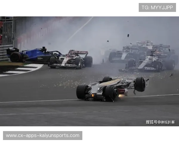 F1 四车连撞事故：红旗提前中断比赛