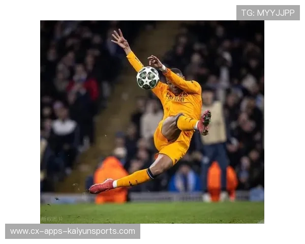 皇马二点球落下，贝林厄姆凌空拔腿得分