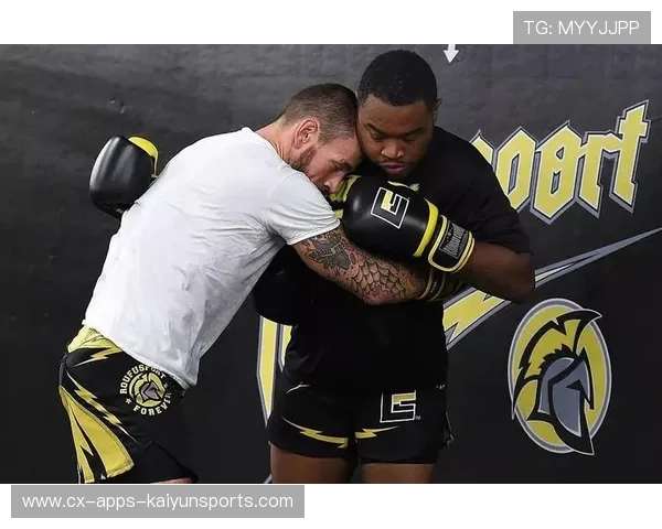 UFC冠军胜利瞬间的狂热：那一刻，他怒摔麦克风引发的热议