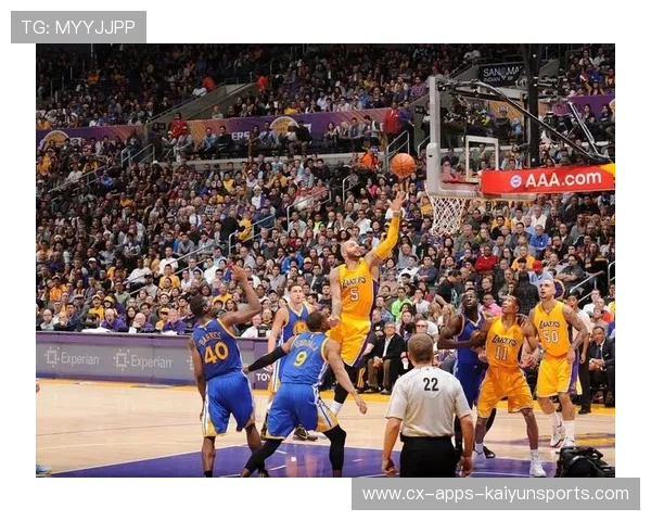 NBA球员抢板飞出场：场上瞬间彰显拼搏精神与篮球魅力