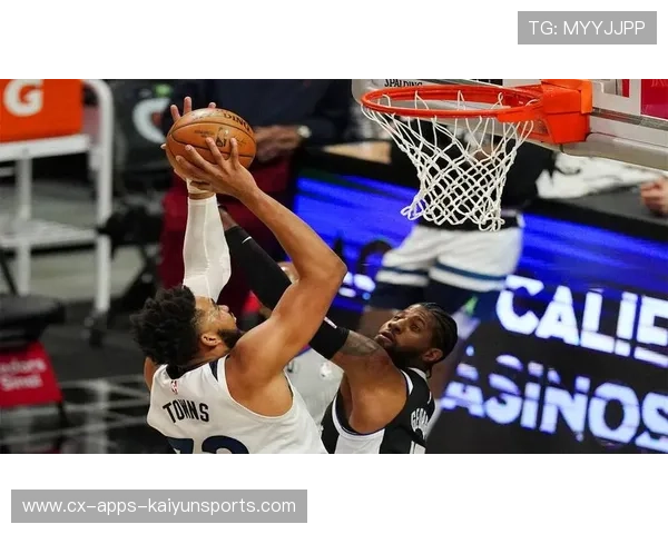 唐斯顶开空间后仰命中,森林狼控制篮下优势 唐斯顶开空间后仰命中,森林狼控制篮下优势